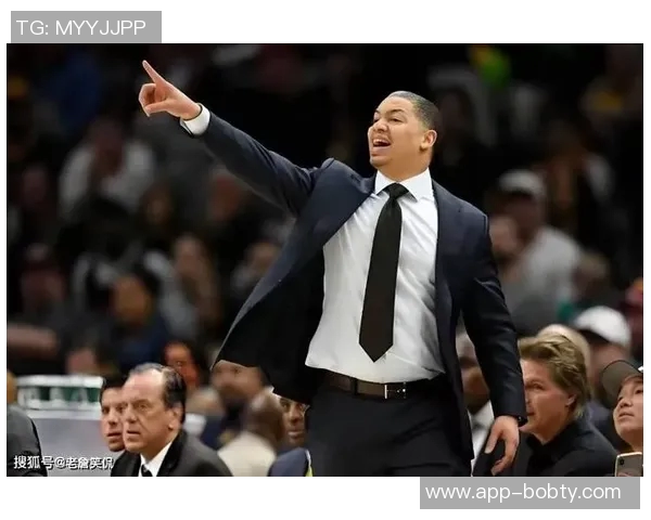 卢指导赞比尔对抗训练表现出色移动能力令人印象深刻 卢指导赞比尔对抗训练表现出色移动能力令人印象深刻