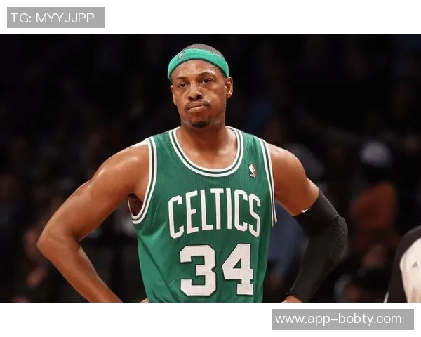 皮尔斯夜店偷瞄性感美女的紧张瞬间只需半秒转头避免被发现