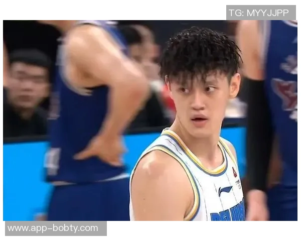 蔡老板昨晚与曾凡博击掌鼓励并嘱咐教练多给予他上场机会