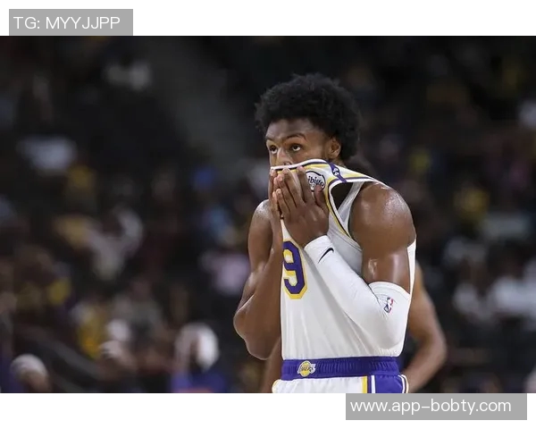 夸梅直言布朗尼受赞誉源于对老詹的崇拜与畏惧心理缺乏理性分析