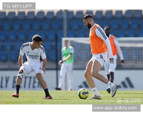 皇马留守8名一线队球员与卡斯蒂亚队员共同训练提升默契