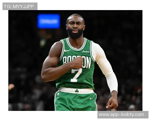 杰伦布朗半场状态低迷14投仅3中仅得7分6板3助失误2次表现不佳